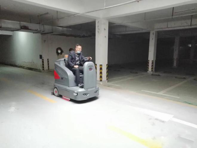 奉贤小区物业保洁不用人力改用驾驶式洗地机了
